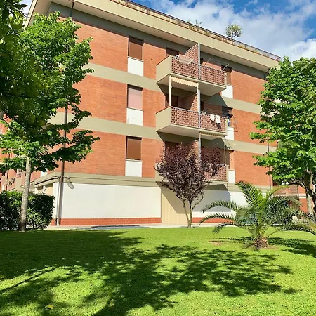 Isa-apartments In With Private Equipped Outdoor Area And Maximum 5 Minutes From The Appartamento Marina di Massa